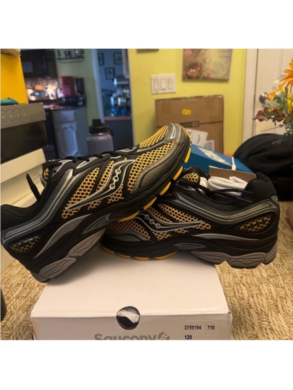 Saucony Men's PROGRID 9s sz 8.5 mens / 10 women new in box $155 plus tax…